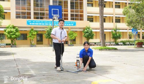 Em Trần Thái Thiện cùng bạn thử nghiệm tên lửa nước cho buổi trình diễn tại Lễ khai giảng năm học 2026-2027. Ảnh: NVCC
