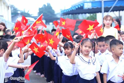 Các em học sinh khối lớp 1 sẵn sàng cho năm học mới. Ảnh: Huy Anh