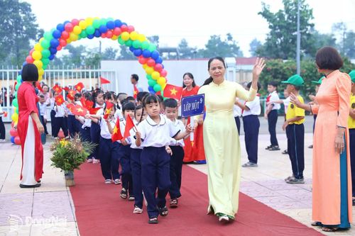 Nghi thức đón học sinh lớp 1 trong lễ khai giảng. Ảnh: Huy Anh