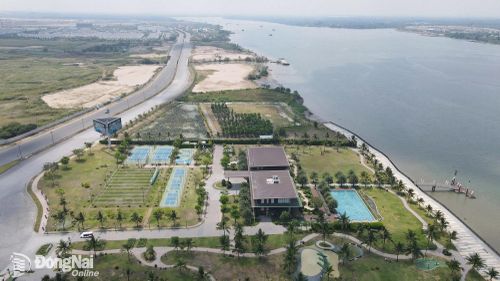 Một đoạn đại lộ Nguyễn Hữu Cảnh qua Khu đô thị sinh thái Aqua City, phường Long Hưng.