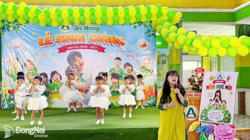 Doanh nhân Bích Thủy, Tổng giám đốc Tập đoàn An Nông, phát biểu tại lễ khai giảng, gửi gắm thông điệp xây dựng môi trường giáo dục giàu yêu thương cho trẻ. Ảnh A.N