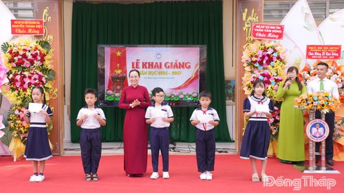 Trao tặng học bổng cho các em học sinh.