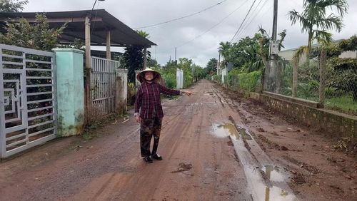 Bà Nguyễn Thị Thanh phấn khởi khi tuyến đường chính được đầu tư mở rộng. Ảnh: N.D