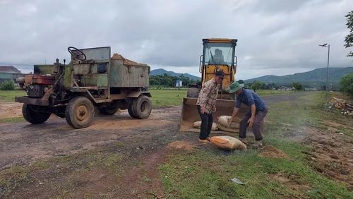 Vận chuyển vật liệu xây dựng chuẩn bị thi công một tuyến đường trên địa bàn xã Ia Khươl. Ảnh: N.D