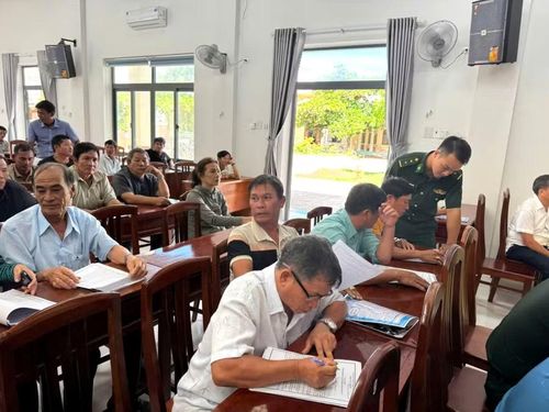 Lực lượng chức năng vận động ngư dân các xã, phường ven biển ký cam kết không khai thác thủy sản trái phép. Ảnh: N.T