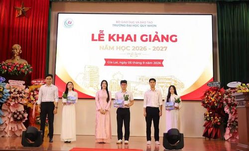  Nghi thức “Trao gửi niềm tin - Tiếp bước truyền thống”, sinh viên các khóa trên trao huy hiệu cho tân sinh viên khóa 49. Ảnh: H.Đ 