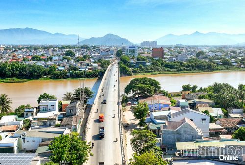 Cầu Đạo Long 1 bắc qua sông Dinh trên đường Thống Nhất, phường Phan Rang.