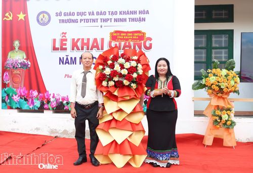 Đồng chí Chamaléa Thị Thủy tặng hoa chúc mừng Trường Phổ thông Dân tộc nội trú THPT Ninh Thuận.