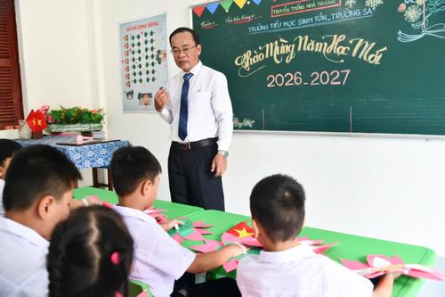Thầy giáo Phan Quang Tuấn - Trường Tiểu học Sinh Tồn gặp gỡ các học sinh sau khi khai giảng.