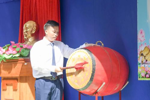 Trung tá Vũ Đức Quỳnh - Chỉ huy trưởng đảo Trường Sa đánh trống khai giảng năm học mới.