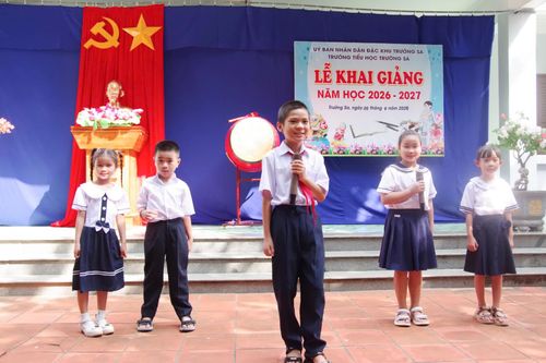 Tiết mục văn nghệ do các học sinh Trường Tiểu học Trường Sa biểu diễn.