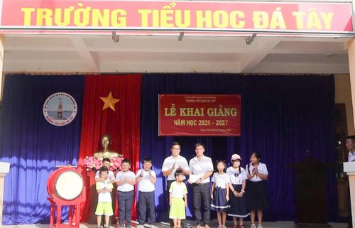 Lễ khai giảng tại Trường Tiểu học Đá Tây.