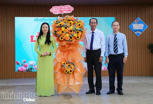 Bà Nguyễn Quỳnh Nga - Phó Chủ tịch Ủy ban MTTQ Việt Nam tỉnh, Chủ tịch Hội Liên hiệp Phụ nữ tỉnh Khánh Hòa tặng hoa chúc mừng Trường THPT Nguyễn Văn Trỗi.