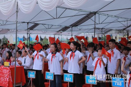 Học sinh Trường THCS Vĩnh Trại trong ngày khai giảng đón chào năm học mới