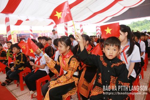 Học sinh Trường Phổ thông nội trú TH&THCS Mẫu Sơn hân hoan trong ngày khai giảng năm học mới
