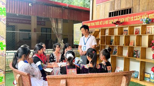 Thầy Nguyễn Xuân Quyết - Bí thư Chi bộ, Hiệu trưởng Trường Phổ thông dân tộc bán trú THCS số 2 Nậm Xây trò chuyện với học sinh.