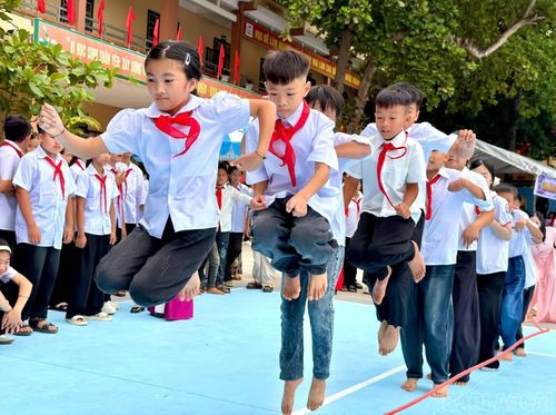 Học sinh Trường THCS Văn Bàn, xã Văn Bàn, hào hứng tham gia các hoạt động thể chất trong lễ khai giảng năm học 2026 - 2027.