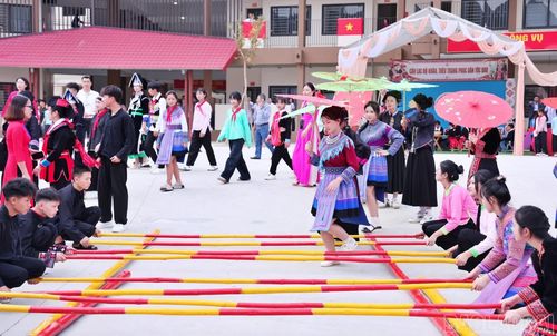 Học sinh Trường Phổ thông Nội trú Tiểu học và THCS Mường Khương hào hứng tham gia hoạt động nhảy sạp tại ngôi trường mới.