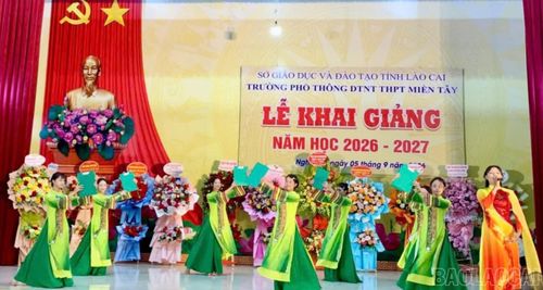 Giáo viên và học sinh Trường Phổ thông Dân tộc nội trú Miền Tây, phường Nghĩa Lộ, biểu diễn văn nghệ chào mừng năm học mới.