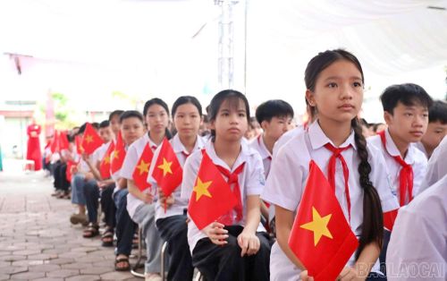 Học sinh Trường THCS Lê Hồng Phong, xã Lục Yên, rạng rỡ bên những lá cờ Tổ quốc trong ngày khai giảng năm học mới.