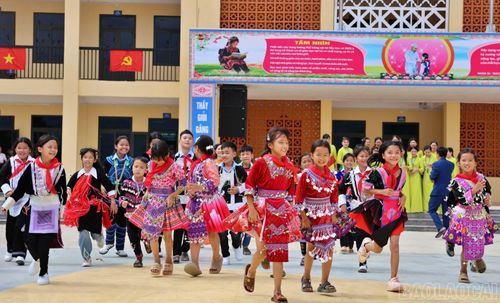 Giáo viên và học sinh Trường Phổ thông Nội trú Tiểu học và THCS A Mú Sung hân hoan chào đón năm học mới.