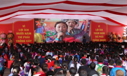 Học sinh Trường Phổ thông Nội trú Tiểu học và THCS Pha Long dự lễ khai giảng trực tuyến cùng học sinh cả nước.