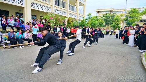 Các hoạt động văn nghệ, thể thao sôi nổi mang lại niềm vui, sự phấn khởi cho thầy và trò Trường Phổ thông Dân tộc nội trú THPT Lào Cai.