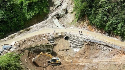 Điểm sạt lở taluy âm trên Quốc lộ 32 thuộc khu vực đèo Khau Phạ được Công ty Cổ phần Xây dựng đường bộ I Yên Bái xử lý để đảm bảo an toàn giao thông.