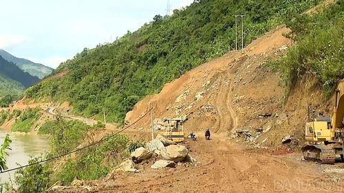 Do địa hình miền núi, độ dốc cao, chia cắt lớn trên các tuyến giao thông của tỉnh thường xuyên xảy ra các điểm sạt trượt taluy âm, taluy dương ảnh hưởng đến việc đi lại của người tham gia giao thông.