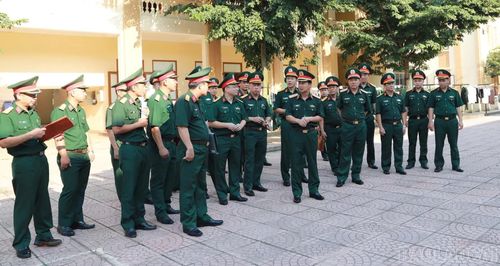 Đoàn công tác kiểm tra, khảo sát các vị trí quy hoạch doanh trại tại Trung đoàn 121, Bộ Chỉ huy Quân sự tỉnh Lào Cai.