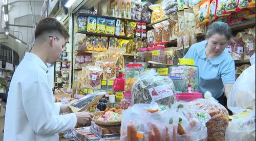 Anh Đỗ Minh Xanh lựa chọn mua quà về làm kỷ niệm. Ảnh: Văn Chinh