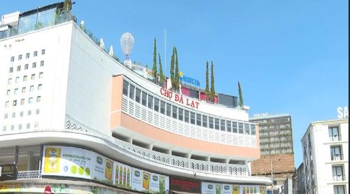 Quang cảnh chợ Đà Lạt từ bên ngoài. Ảnh: Văn Chinh