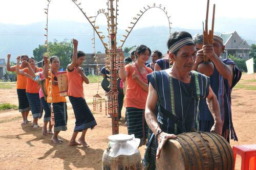 Trong những dàn cồng chiêng có trống, trống đóng vai trò giữ nhịp cho dàn cồng chiêng