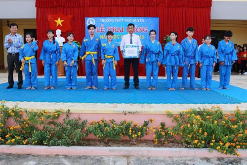 Thầy Nguyễn Hữu Lợi và CLB Vovinam tham gia Lễ khai giảng