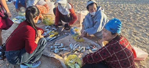 Không cần sạp hàng hay khu chợ riêng, một khoảng cát ven biển cũng đủ để việc mua bán diễn ra