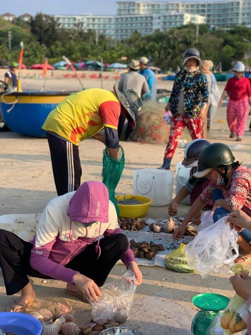 Mọi người tranh thủ lựa những món mình thích
