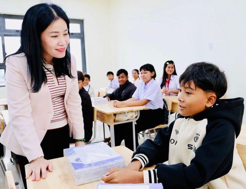 Bà Lê Thị Bích Liên - Giám đốc Sở Giáo dục và Đào tạo Lâm Đồng thăm hỏi, động viên học sinh vùng biên (ảnh tư liệu)