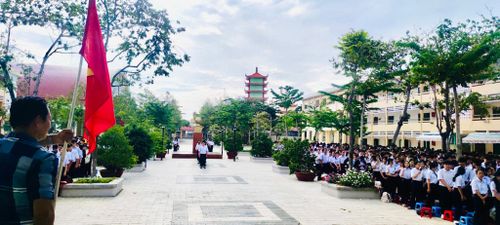 Trường THPT Phan Chu Trinh - Phan Thiết tập duyệt cho ngày khai giảng