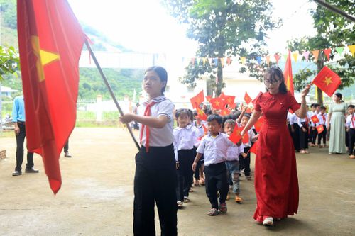 Học sinh tại điểm trường Đạ M’Pô, thuộc Trường Tiểu học và THCS Trần Phú, xã Đam Rông 3 phấn khởi đến trường dự lễ khai giảng sớm một ngày. Ảnh: Chính Thành
