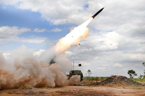 Bệ phóng HIMARS khai hỏa tên lửa PrSM trong cuộc tập trận Talisman Sabre tại Australia. Ảnh: Bộ Quốc phòng Australia