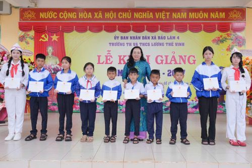 Đồng chí Mai Thị Xuân Trung, Tỉnh ủy viên, Phó Chủ tịch HĐND tỉnh trao học bổng cho các em học sinh nghèo vượt khó học giỏi