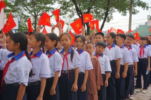 Các em học sinh gặp lại nhau trong ngày khai giảng
