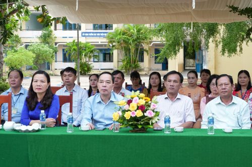 Đồng chí Lê Huy Toàn, Tỉnh ủy viên, Giám đốc Báo và Phát thanh, Truyền hình Lâm Đồng (thứ 2 từ trái qua) dự lễ khai giảng tại Trường THCS Hồng Thái, xã Hồng Thái