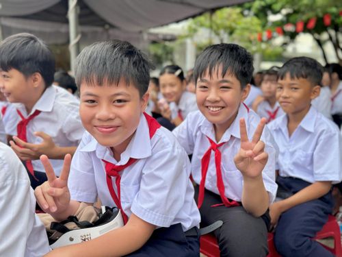 Học sinh Trường THCS Hồng Sơn rạng rỡ trong ngày khai giảng