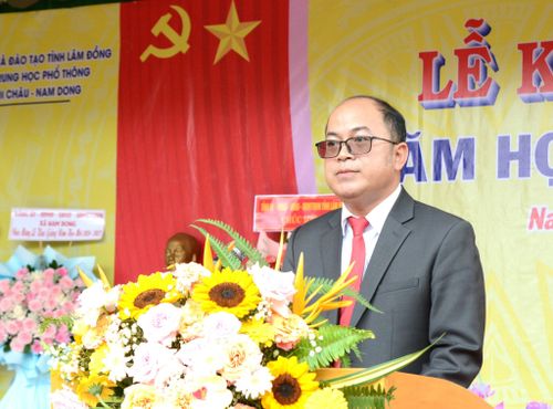 Đồng chí Y Quang BKrông, Ủy viên Ban Thường vụ Tỉnh ủy, Phó Chủ tịch HĐND tỉnh Lâm Đồng chúc mừng tập thể nhà trường và các em học sinh trong năm học mới