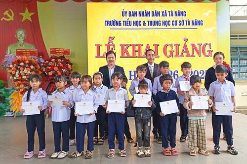 Đồng chí Huỳnh Ngọc Anh và lãnh đạo xã trao học bổng cho các em học sinh có hoàn cảnh khó khăn bước vào năm học mới