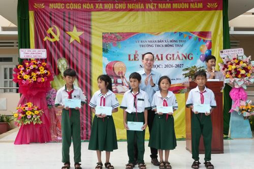 Đồng chí Lê Huy Toàn trao tặng 5 phần quà, mỗi phần trị giá 1 triệu đồng cho các em học sinh vượt khó học giỏi