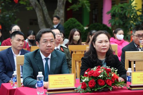 Đồng chí Tôn Thiện Đồng, Ủy viên Ban Thường vụ Tỉnh ủy, Trưởng Ban Tổ chức Tỉnh ủy dự lễ khai giảng tại Trường Tiểu học Chu Văn An