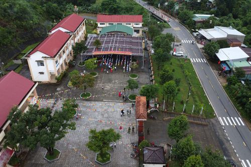 Học sinh Trường Tiểu học Đoàn Kết, xã Đạ Huoai 3, Lâm Đồng đến trường dự lễ khai giảng năm học mới