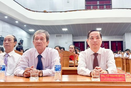 Đồng chí Võ Thanh Bình, Ủy viên Ban Thường vụ Tỉnh ủy, Bí thư Đảng ủy phường Phan Thiết dự lễ khai giảng tại Trường THPT Phan Thiết